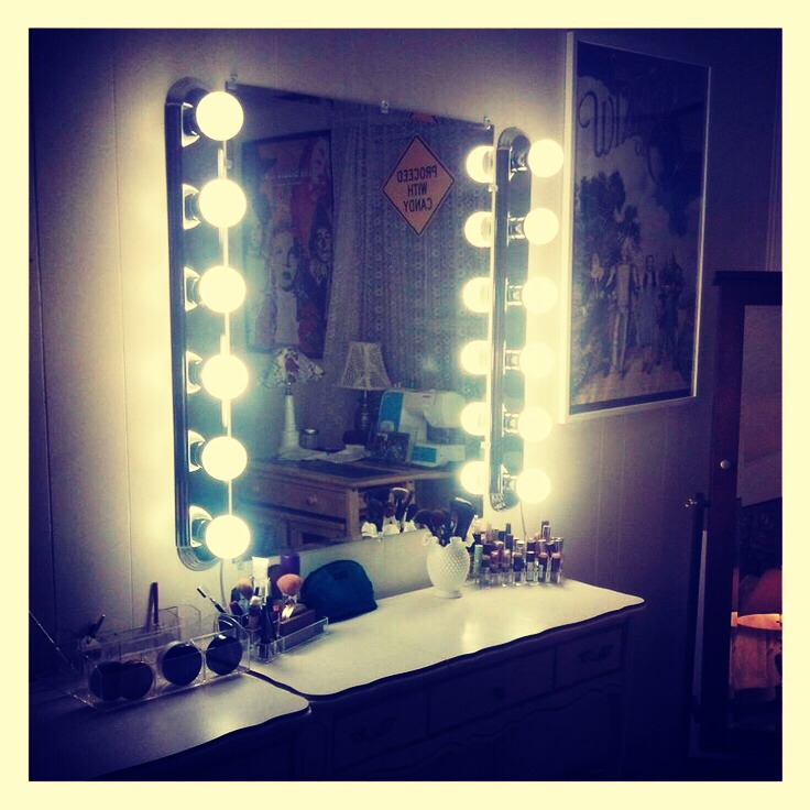 DIY Hollywood Vanity Lighting - Musely