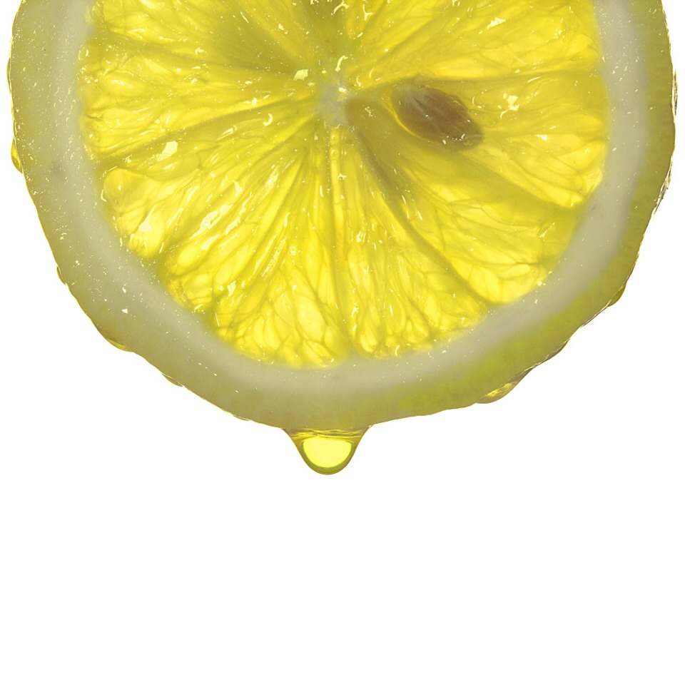 Treatment one: Lemon juiceCut a lemon slice and rub it gently on the