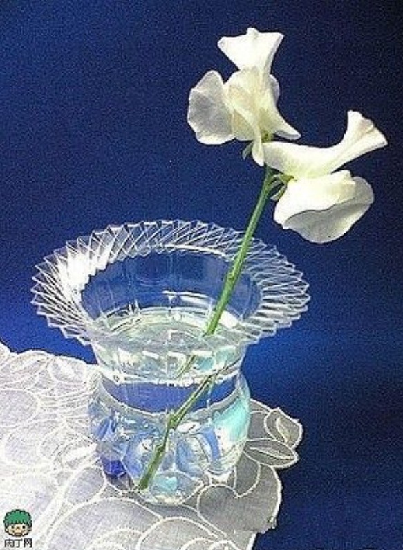 Make A Beautiful Vase Out Of A Plastic Bottle! Musely