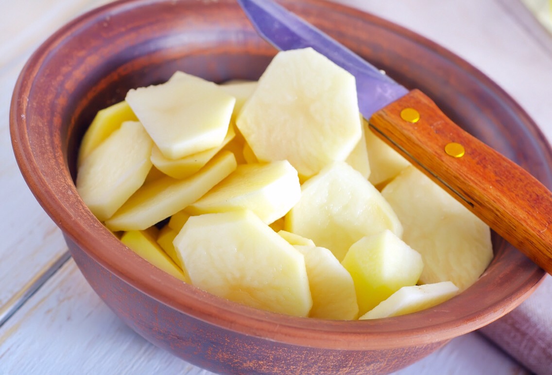 Можно есть сырой картофель. Fresh Potato Slices. Картошка сырая чищенная. Вот почему сырой картофель невероятно полезен для кожи!. Pic PNG for Fresh Potato Slices.