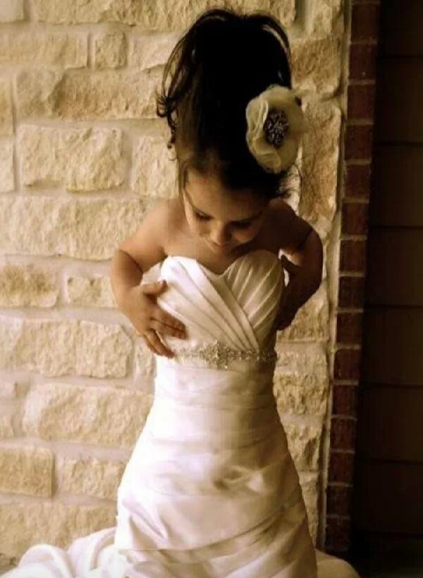 Musely Grab A Camera Your Old Wedding Dress Daughter And Start Own Photoshoot