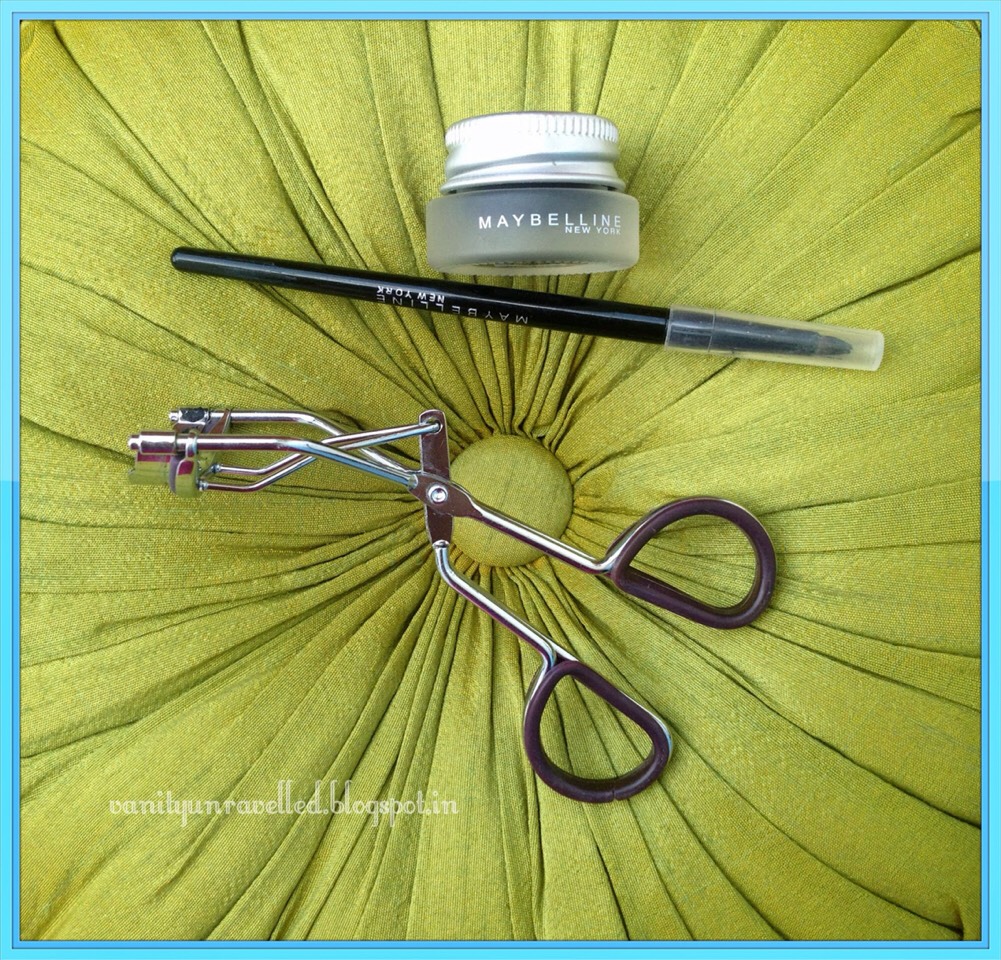 How To Apply Eyeliner Using An Eyelash Curler 💁 Musely