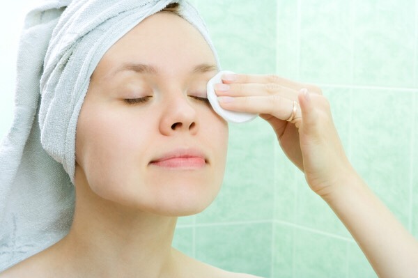 Remove makeup before sleeping: Your skin also needs breathing. If you sleep with makeup on your face, your pores remain clogged throughout night and with clogged pores you cannot have clear skin.
