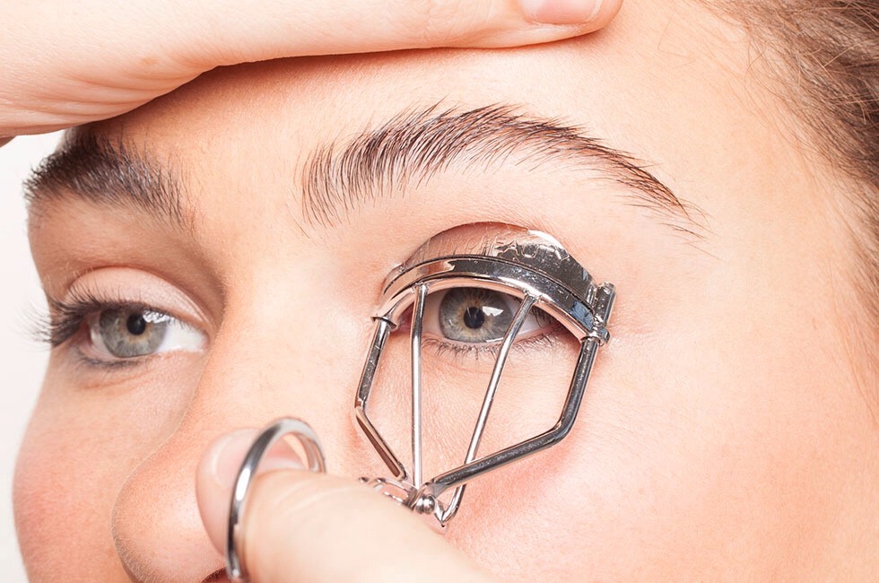 Perfect Eyeliner Using An Eyelash Curler Musely