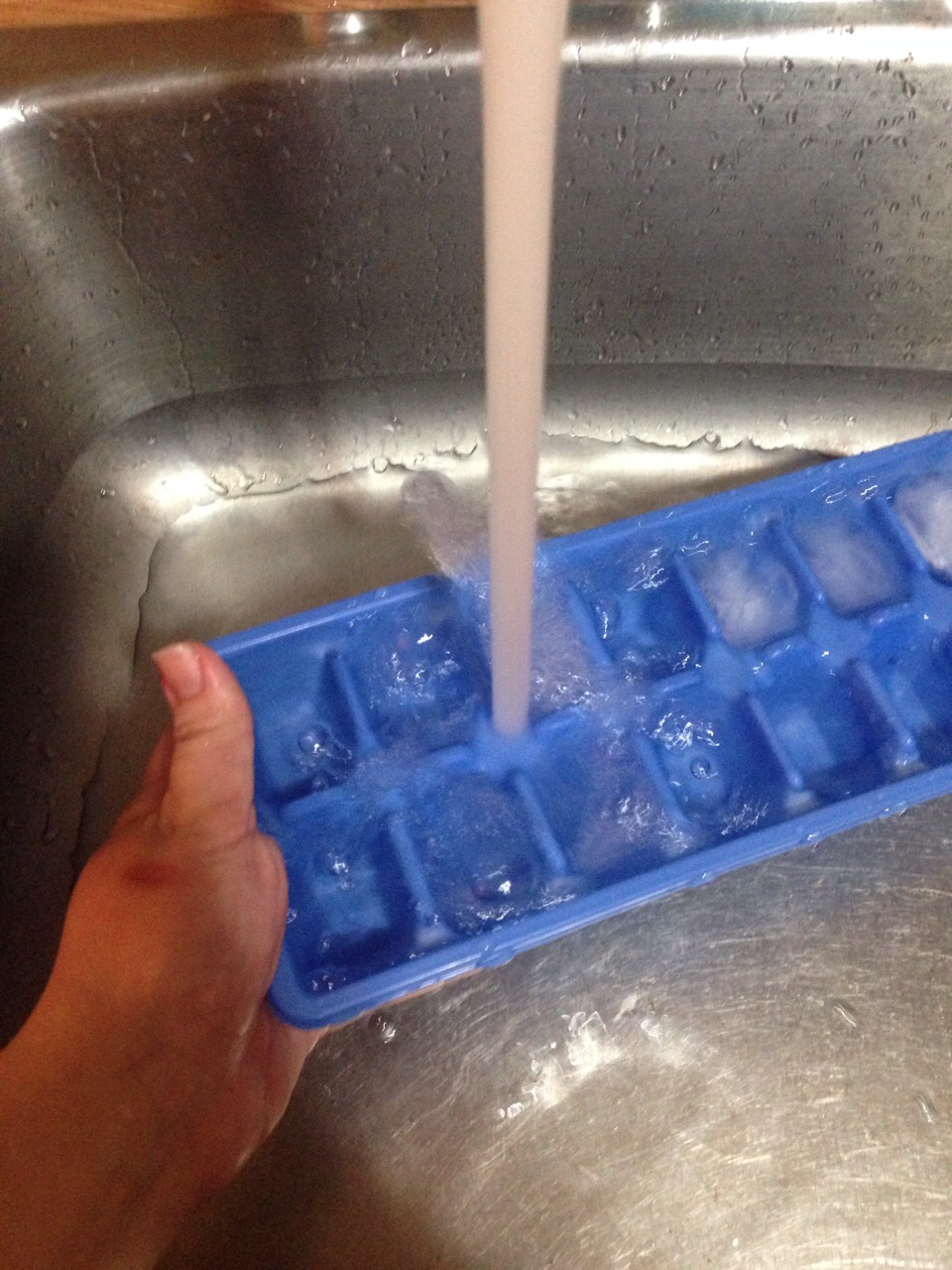 How To Fill The Ice Cube Tray WITHOUT GETTING WATER EVERYWHERE! by
