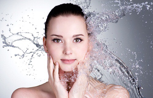 Keep your skin hydrated from the inside out: One of the key functions of the skin is to detox your body and hence keeping your skin hydrated is a natural tip about “how to clear skin naturally”.