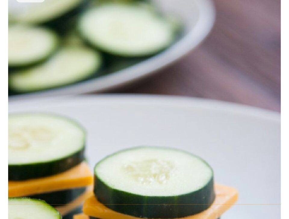 Закуска из свежих огурцов. Cucumber cheese. Бутерброды с творожным сыром. Рулетики с зеленью. Бутерброды с творожным сыром и огурцом.