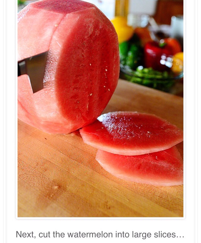 арбуз нарезанный кубиками. нарезать арбуз красиво без корки. как красиво порезать арбуз. арбуз разрезанный на корке. арбуз разрезанный на корке.