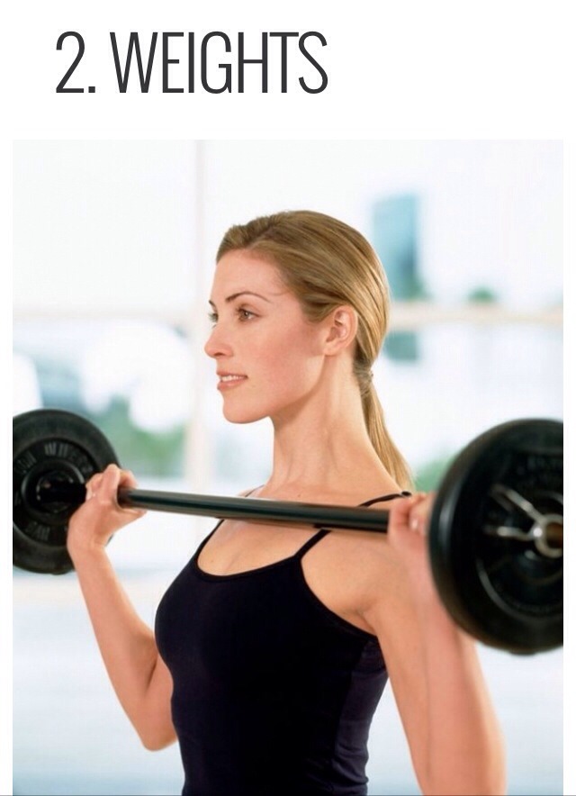 интенсивная девушка. физические нагрузки. интенсивная девушка. девушка в зале. фитнес занятия.