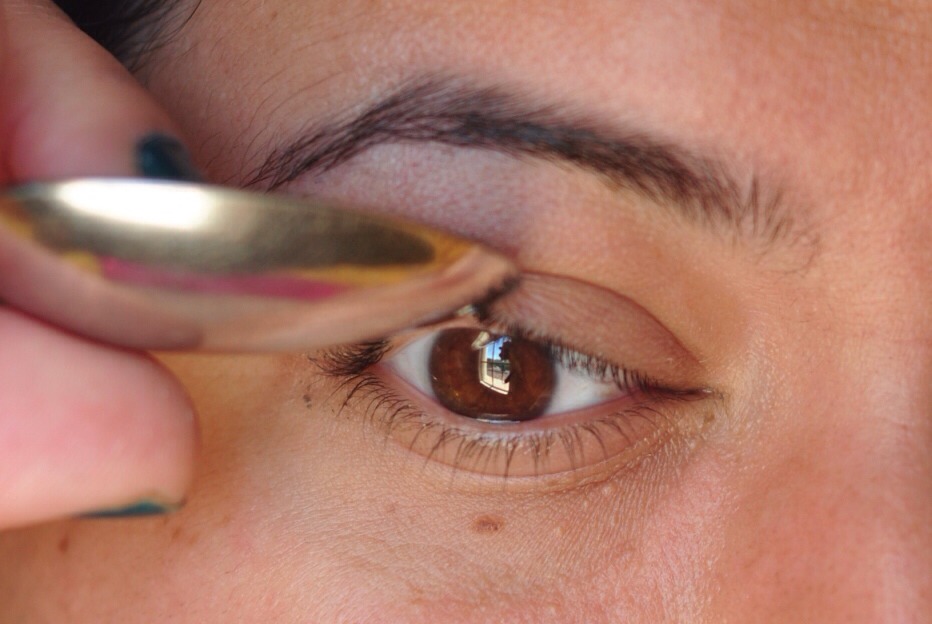 How To Curl Your Eyelashes With A Spoon Musely