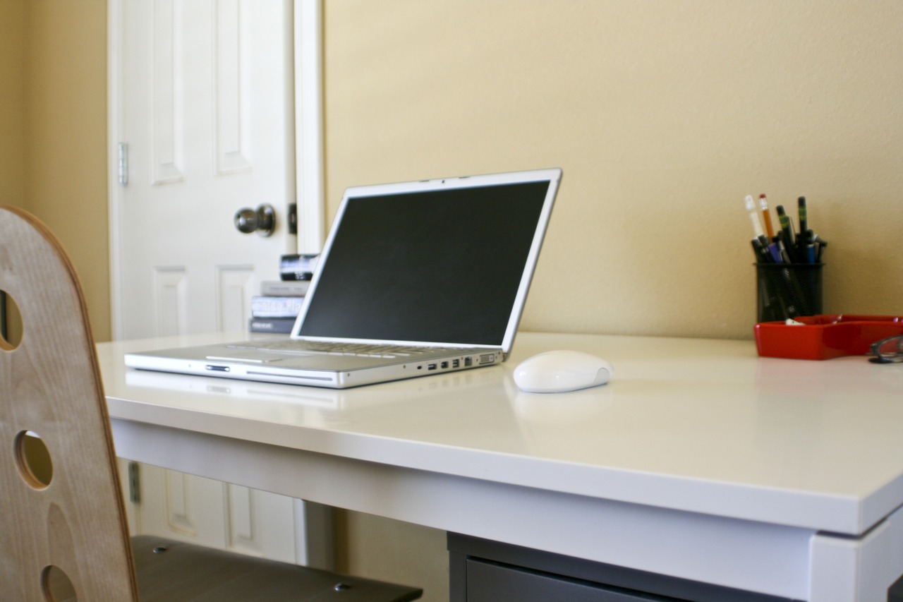 Эстетичный стол рабочий для учёбы. Дизайнерский письменный стол. Стильный письменный стол. Рабочее место дизайнера. Женщина сидит в офисе.