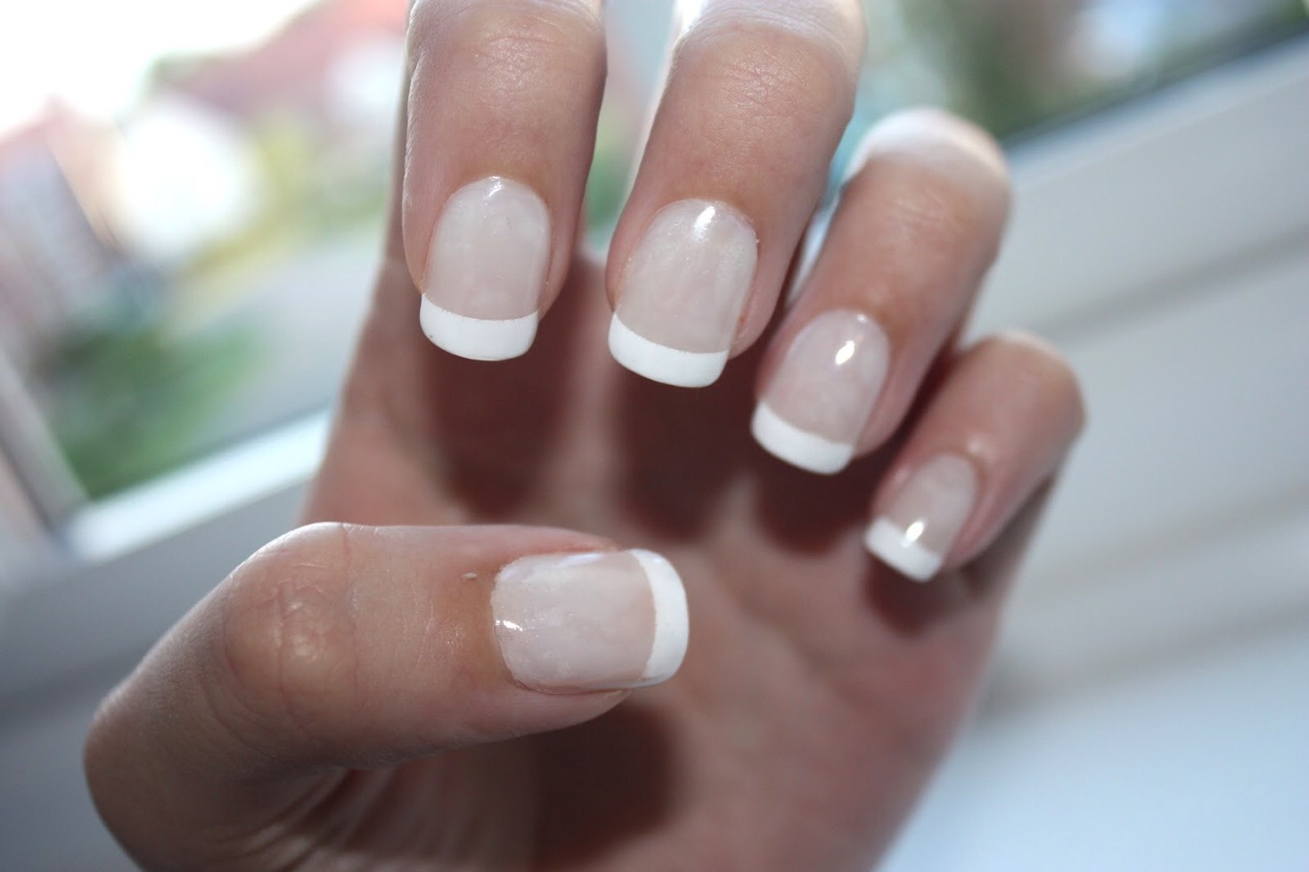 Ногти основа белая. Французский маникюр. Френч маникюр с белой основой. Французский маникюр белый. Классический французский маникюр