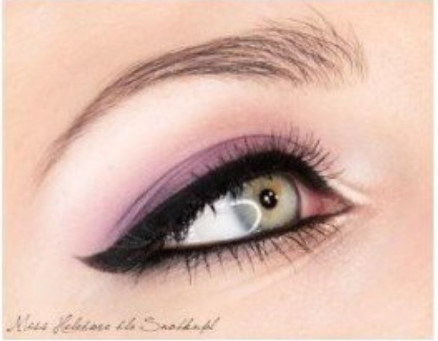 Как нарисовать внутренний уголок глаза подводкой. Внутренний уголок глаза стрелка. Незаметные стрелки на глазах. Внутренний уголок глаза стрелка. Как прорисовать внутренний уголок глаза подводкой.